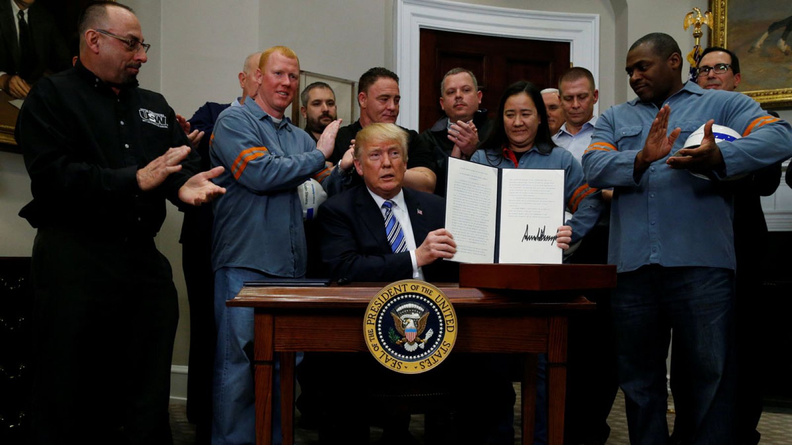 Trump impone oficialmente aranceles del 25% al acero y 10% al aluminio | Ver