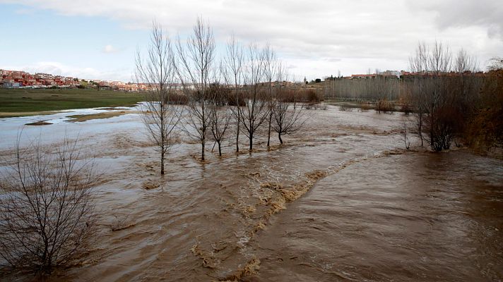 Telediario 1 - El paso de la borrasca Félix pone a una treintena provincias en alerta por fuertes vientos, lluvias y oleaje