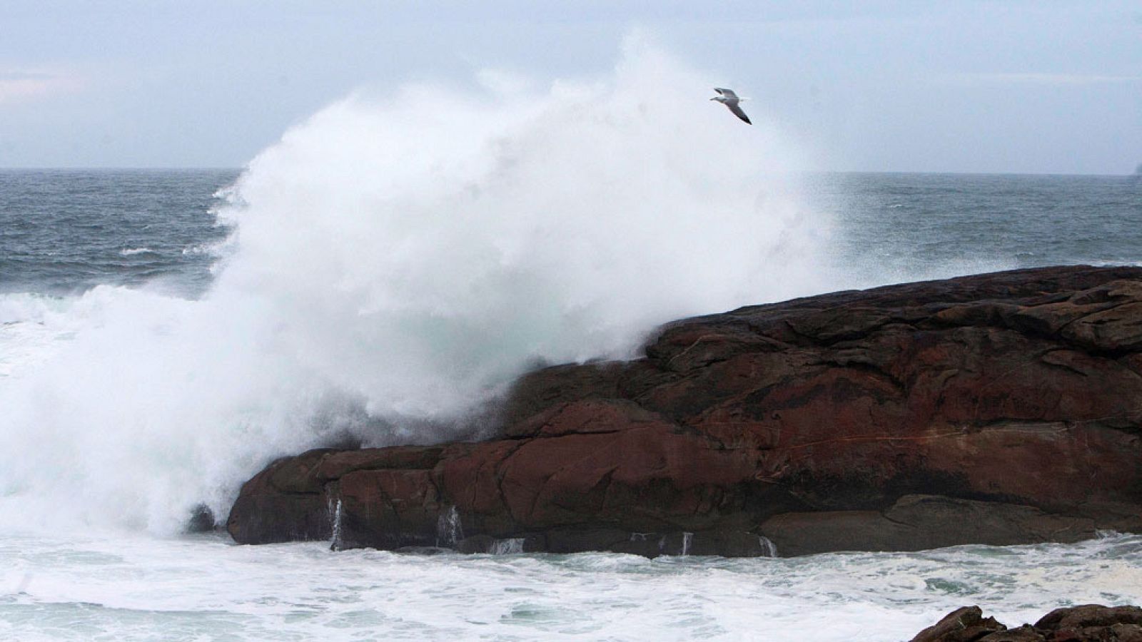 Viento intenso y lluvia en noroeste, y caída generalizada temperaturas