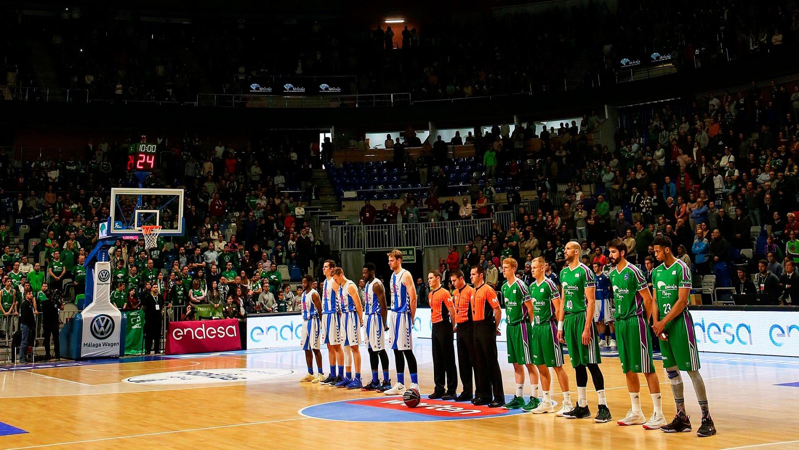Emotivo minuto de silencio en el Martín Carpena de Málaga por Gabriel Cruz - Conexión tdp | Ver