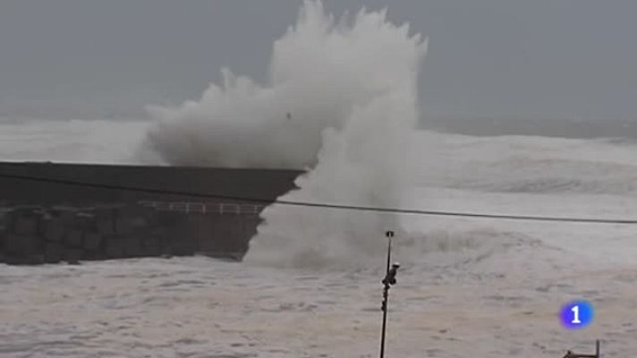 Telediario 1 - El litoral gallego se mantiene en alerta por olas de hasta ocho metros