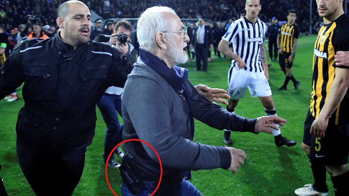 Telediario 1 - El presidente del Paok, armado con una pistola, encabeza la invasión de campo