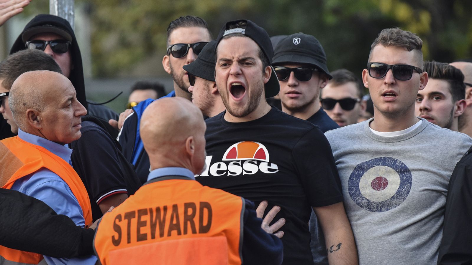 La UEFA, preocupada por el auge de los ultras | Ver