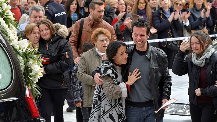 Informativo 24h - Cientos de personas arropan a los padres de Gabriel Cruz en el funeral del niño