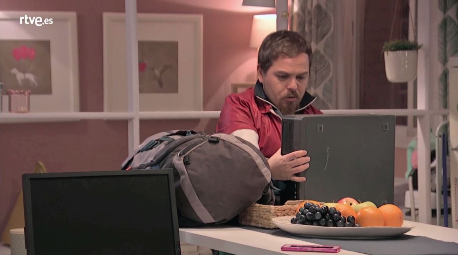 Servir y Proteger - Fede se muda con Espe y Lola