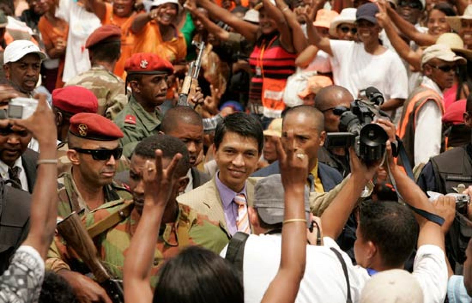 Miles de seguidores de Andry Rajoelina se manifiestan en Antananarivo | Ver
