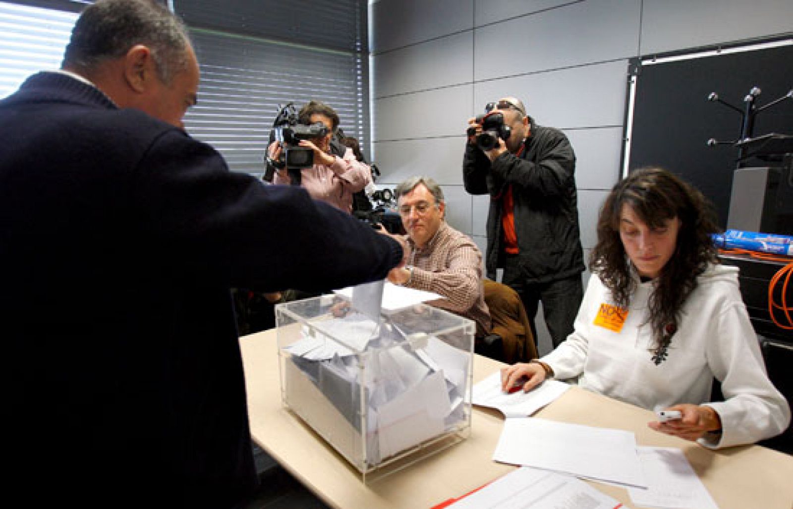 Los trabajadores de Seat votan si aceptan congelar sus sueldos | Ver