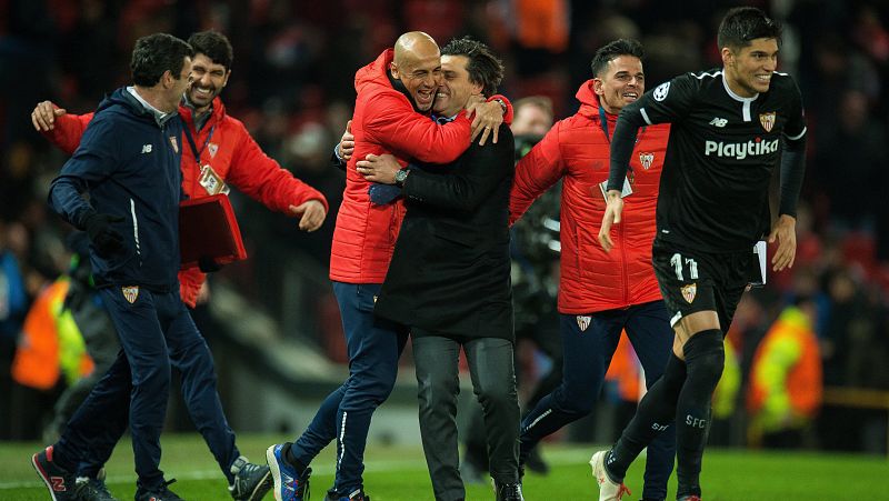 El Sevilla celebró a lo grande su pase a cuartos de final de la Champions logrado en Old Trafford, un campo donde los españoles ya han ganado cinco veces.