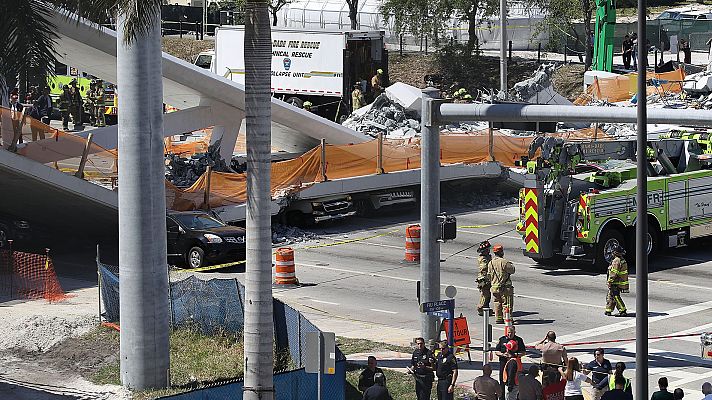 20H - Un puente se desploma en Miami y atrapa a vehículos