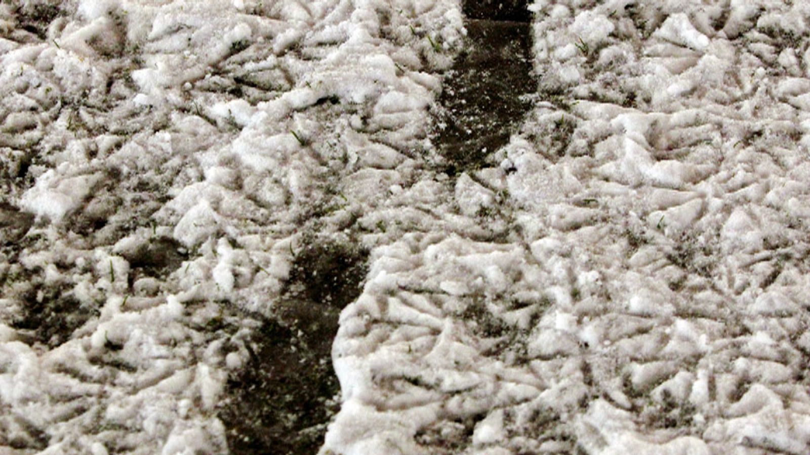 Nevadas en zonas altas del norte peninsular. Intervalos de viento fuerte en el litoral gallego y de Alborán