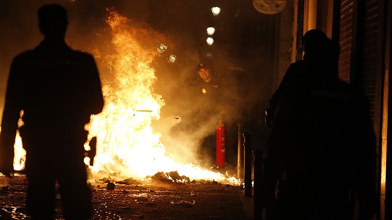 Disturbios en el barrio madrleño de Lavapiés tras la muerte de un vendedor ambulante - La noche en 24h | Ver