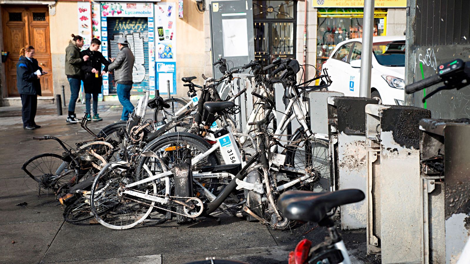 Los vecinos de Lavapiés, estupefactos ante los disturbios: "Nunca he visto nada parecido"