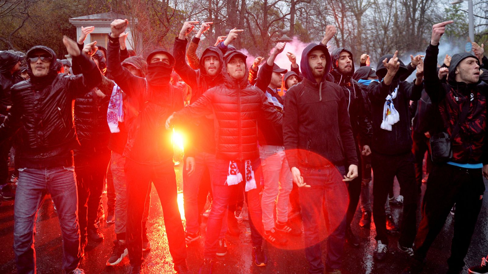 Los ultras del Marsella lograron introducir bengalas en el interior del estadio de San Mamés