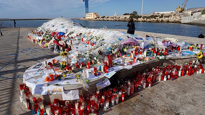 Telediario 1 - Homenaje a Gabriel Cruz en la 'ballena del puerto' en Almería