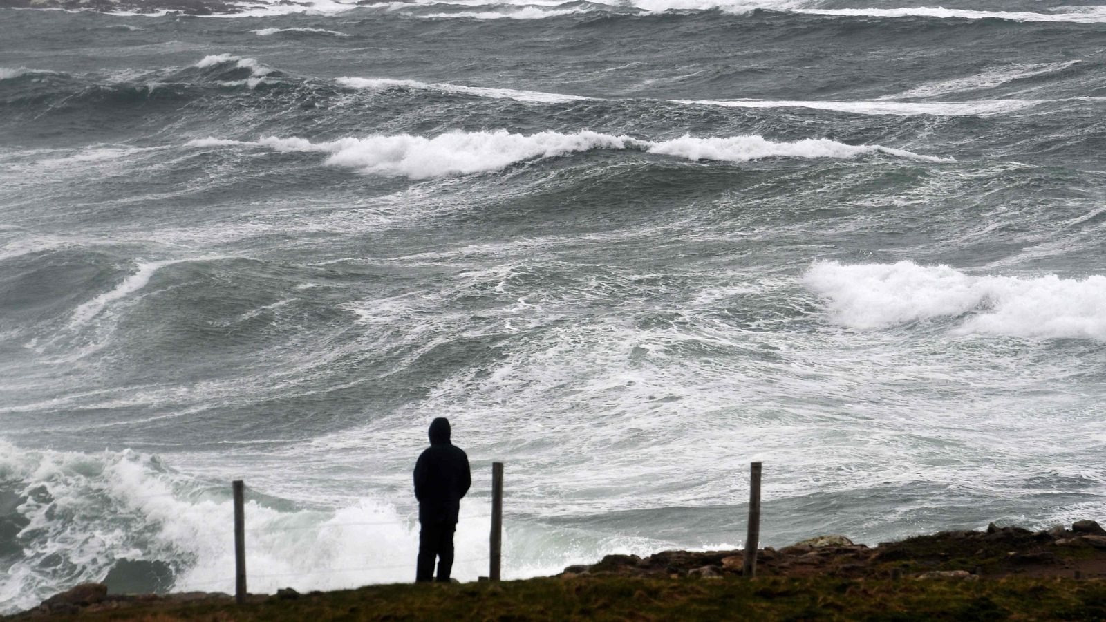 Precipitaciones localmente persistentes y viento fuerte en áreas de Andalucía