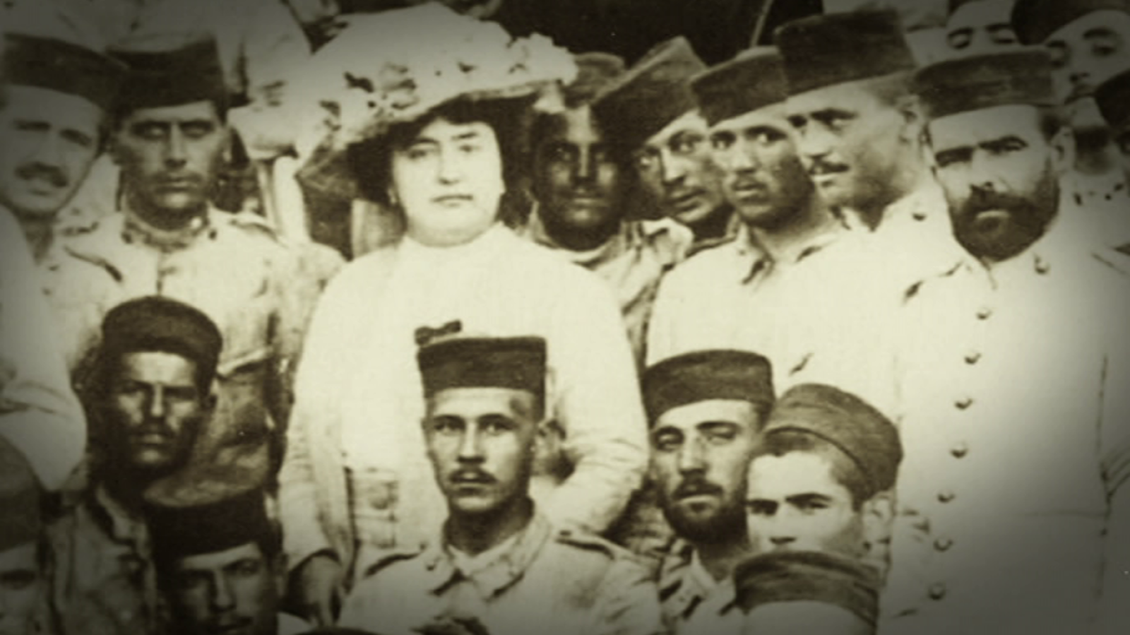 Mujeres viajeras - Carmen de Burgos, ¡Soldado Colombine! - ver ahora