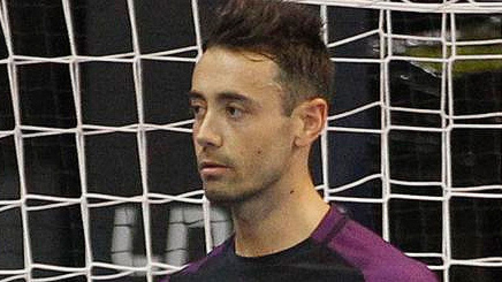 El portero del Bacelona Lassa felicitó a su colega del Ríos Renovables Zaragoza Adrián Pereira, tras su gran partido de cuartos de final de la Copa de España.