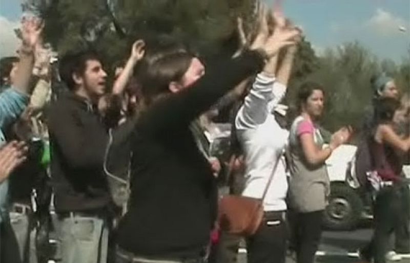 En Mallorca un centenar de estudiantes intenta cortar una carretera y se enfrenta a la policía | Ver