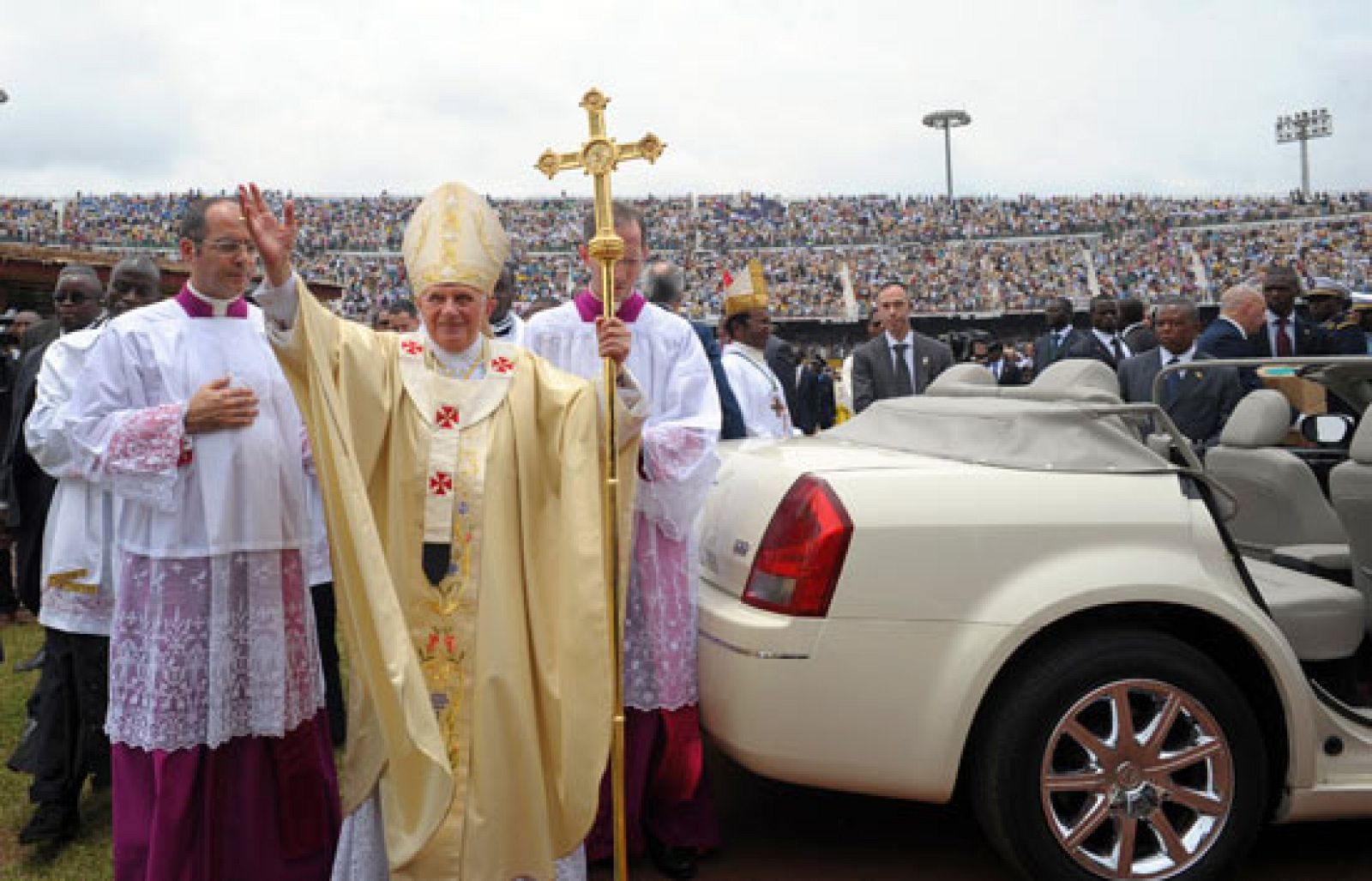 El Papa acusa a las multinacionales de apropiarse de los recursos naturales de Africa | Ver