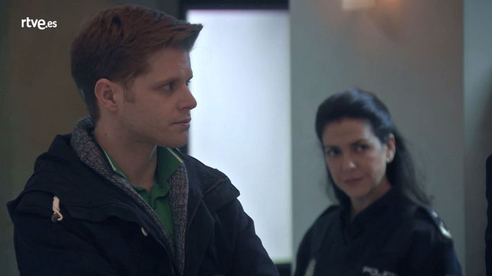 Servir y proteger - Nacha y Elías detienen al voyeur