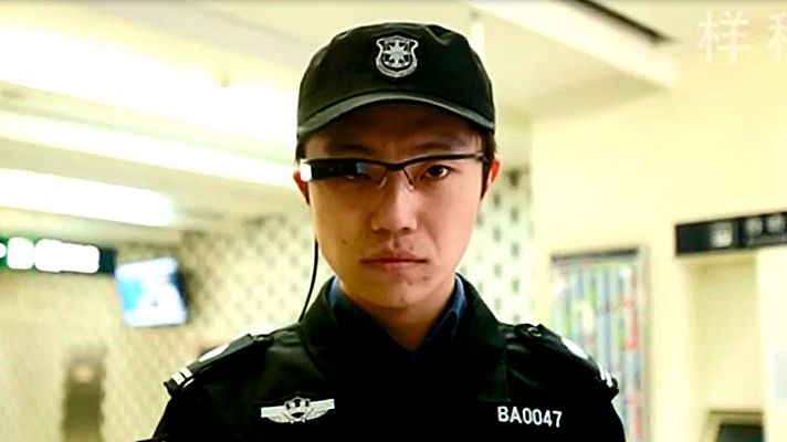  - La policía china usa gafas con reconocimiento facial para identificar a sospechosos