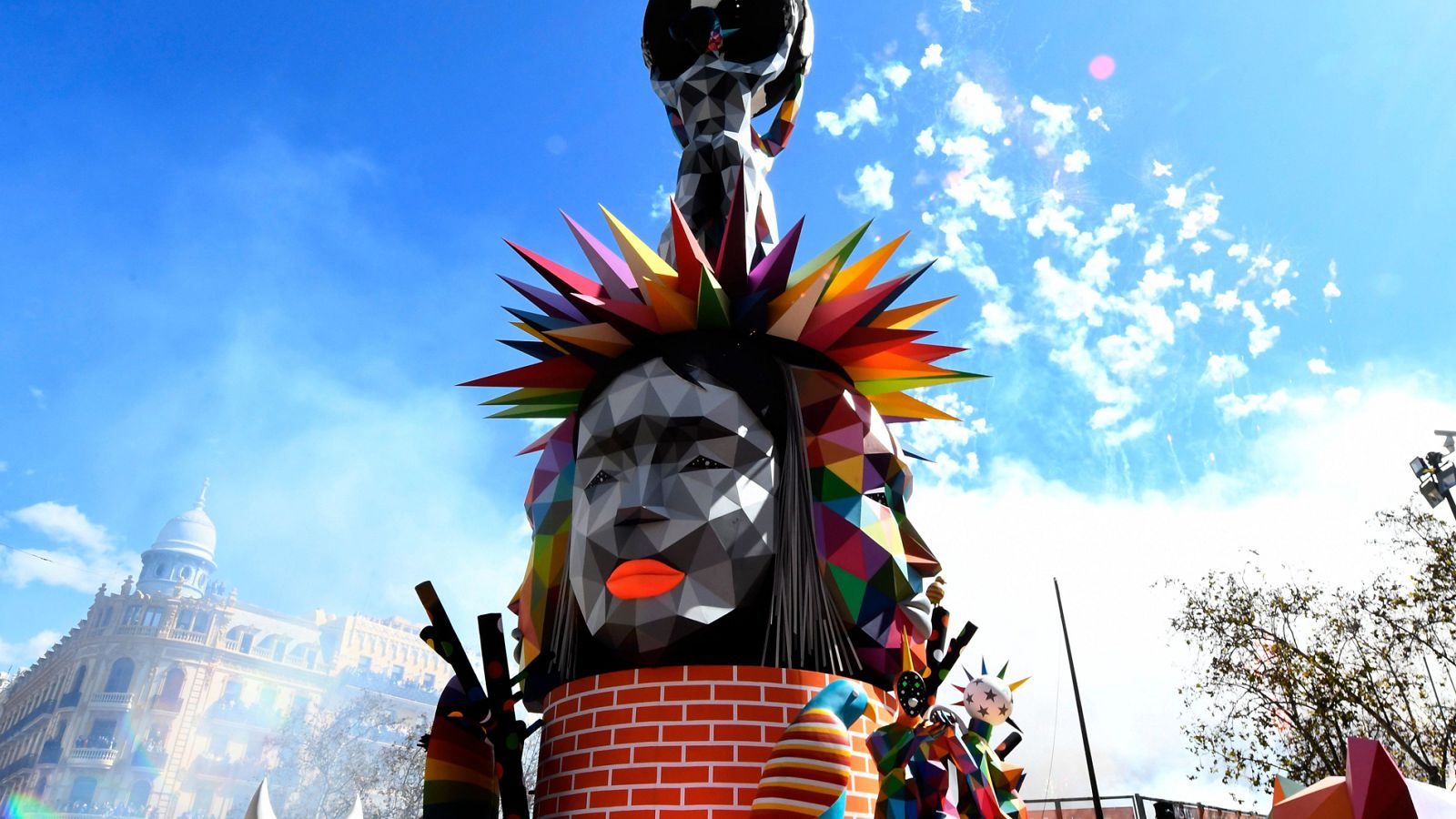 Valencia quema su última falla de 2018: el 'Equilibrio Universal' | Ver