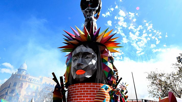 Telediario 1 - Valencia quema su última falla de 2018: el 'Equilibrio Universal'