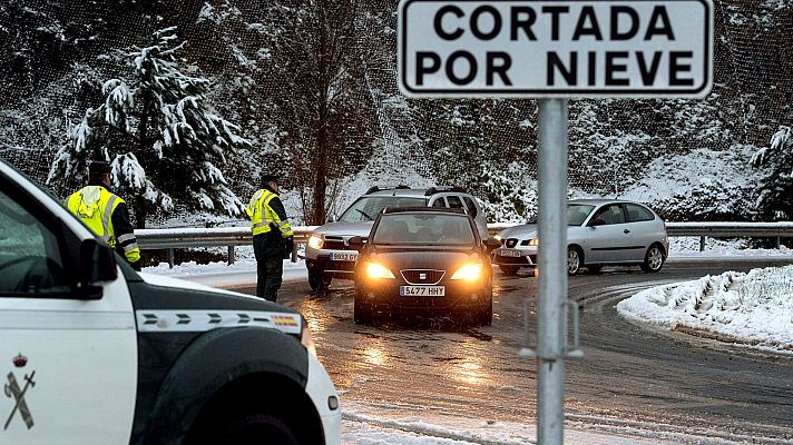  - El temporal que azota la península mantiene este martes restricciones en cerca de 2.000 km de carreteras