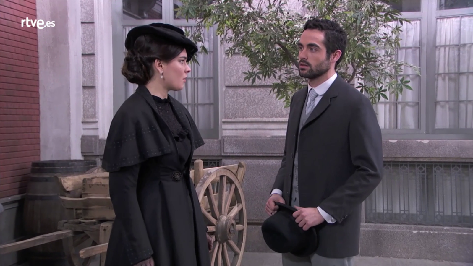 Acacias 38 - Leonor a Íñigo sobre el beso: "No volverá a sucedes jamás"