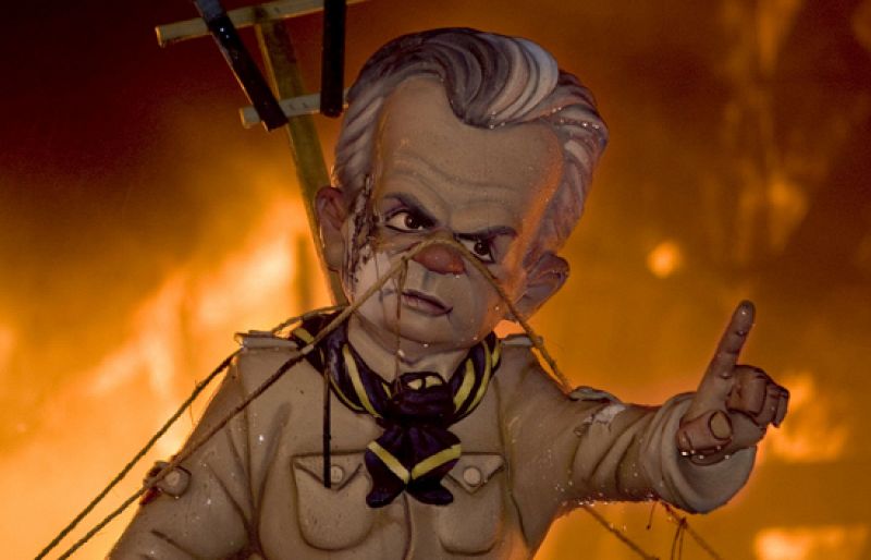 El ritual del fuego pone fin a las fallas de 2009 con cremà de 772 monumentos.