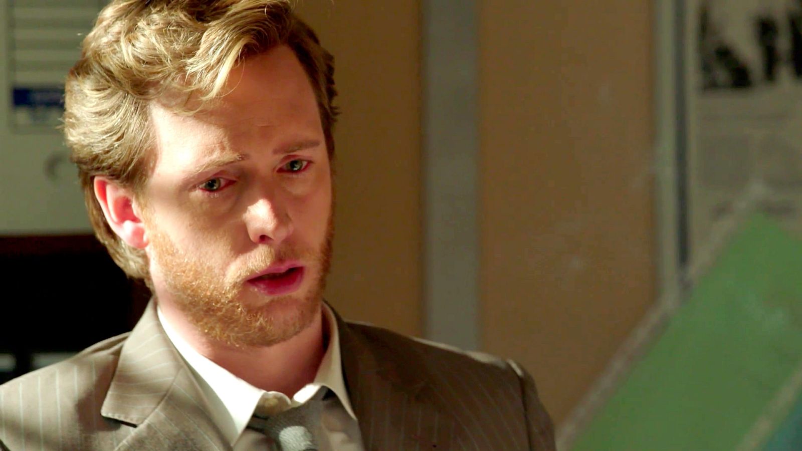 Cuéntame cómo pasó  - Toni no le quita el ojo a Sara, la nueva periodista de la redacción