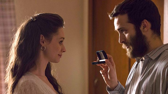 Cuéntame cómo pasó - La original propuesta de matrimonio de Carlos a Karina