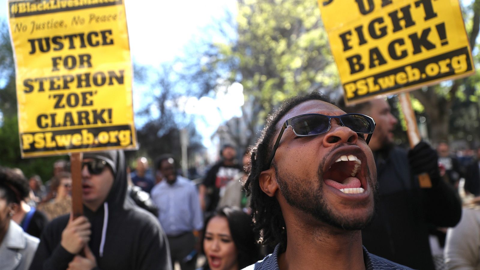 Un hombre de raza negra muere tiroteado en EE.UU. tras confundir la Policía su iPhone con una arma - Especiales informativos | Ver