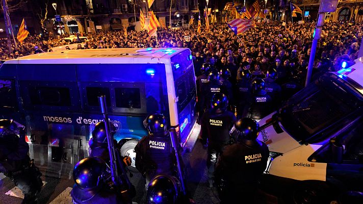  - Enfrentamiento entre los Mossos y los concentrados frente Delegación Gobierno en Cataluña en protesta por el encarcelamiento de líderes del "procés"