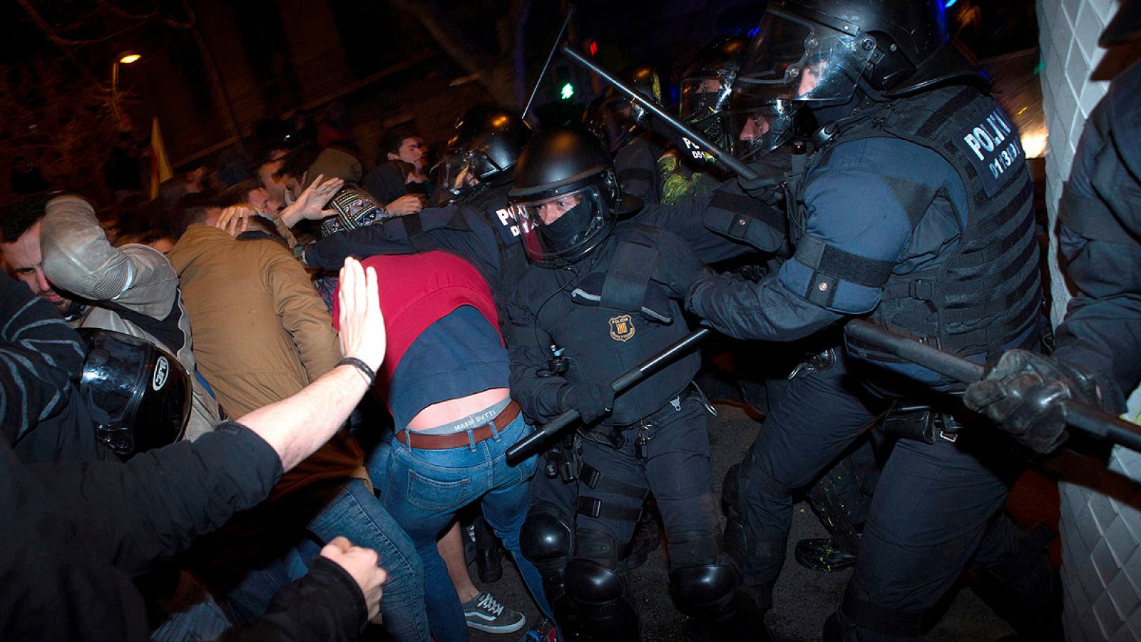 Al menos 24 heridos en los enfrentamientos entre los Mossos y los manifestantes frente a la Delegación del Gobierno | Ver