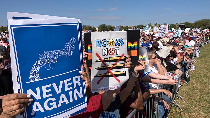 Telediario 1 - Cientos de miles de personas salen a las calles de EE.UU. para reclamar un mayor control al acceso de armas
