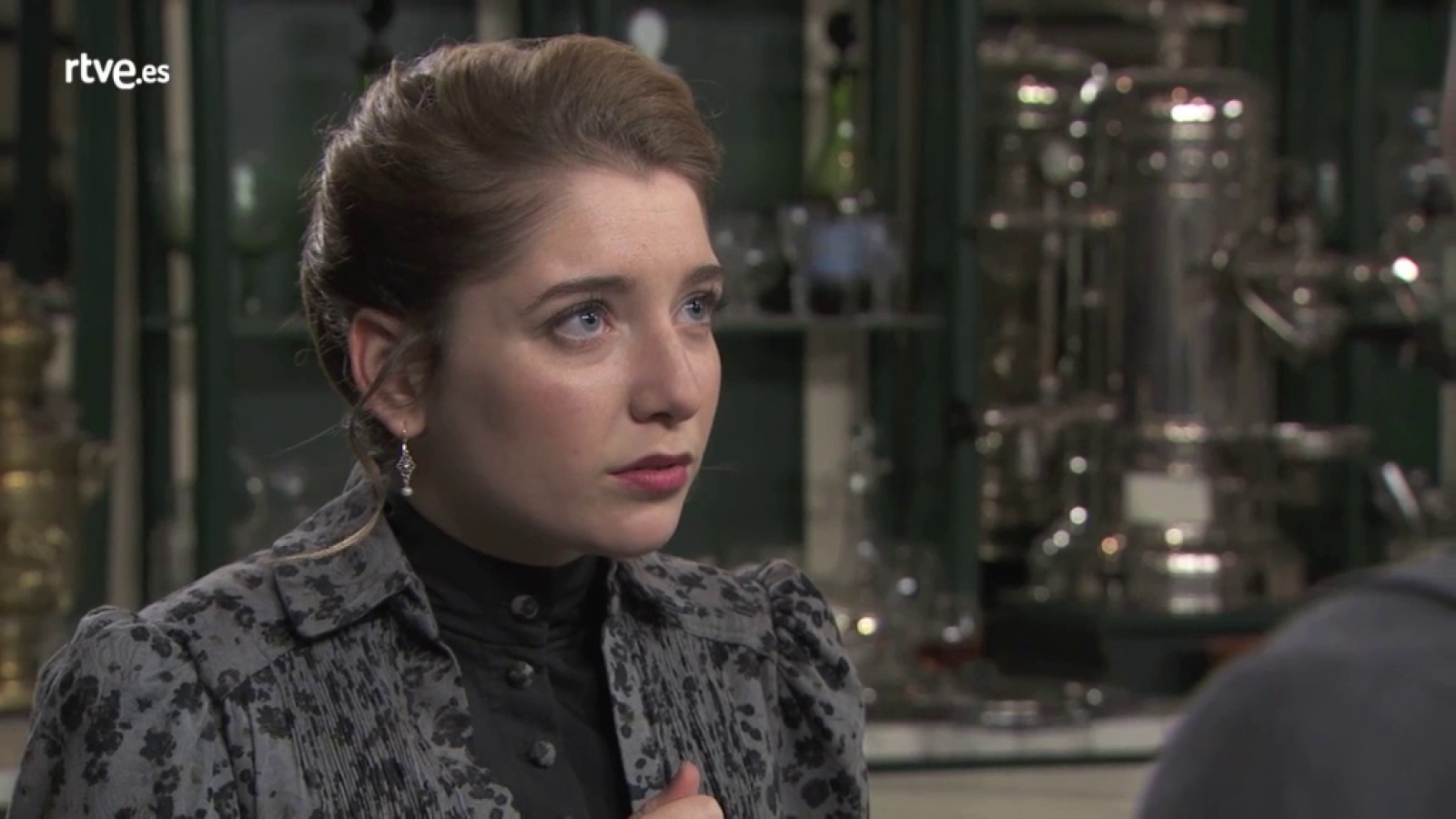 Acacias 38 - Flora abronca a Íñigo y Leonor