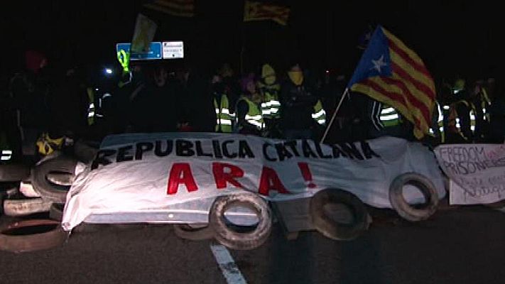 Los desayunos - Manifestantes independentistas cortan la autopista AP-7 en Figueres y la Diagonal en Barcelona