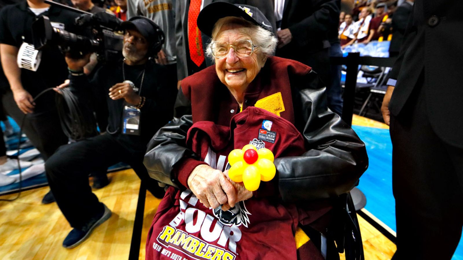 Los consejos de una religiosa han sido claves para que el equipo de la Universidad de Loyola se clasifique para la final a cuatro de la Liga Universitaria, algo que no hacía desde 1963. La asesora espiritual tiene 98 años.