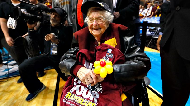 Los consejos de una religiosa han sido claves para que el equipo de la Universidad de Loyola se clasifique para la final a cuatro de la Liga Universitaria, algo que no hacía desde 1963. La asesora espiritual tiene 98 años.