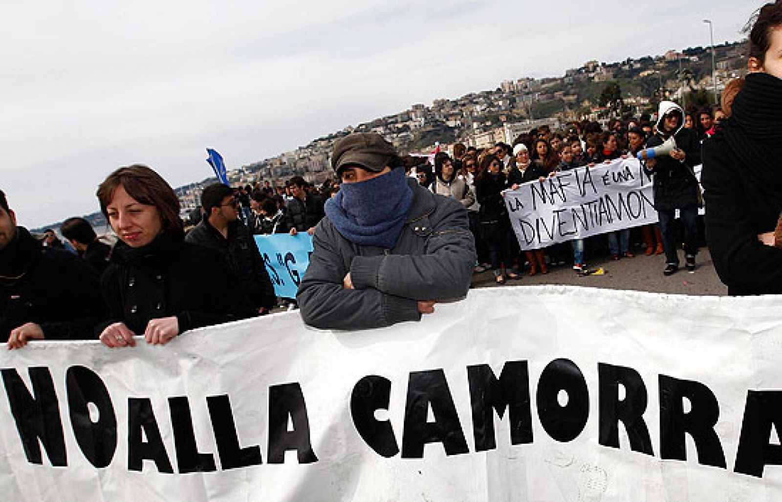 Miles de personas se manifiestan contra la mafia en Nápoles.