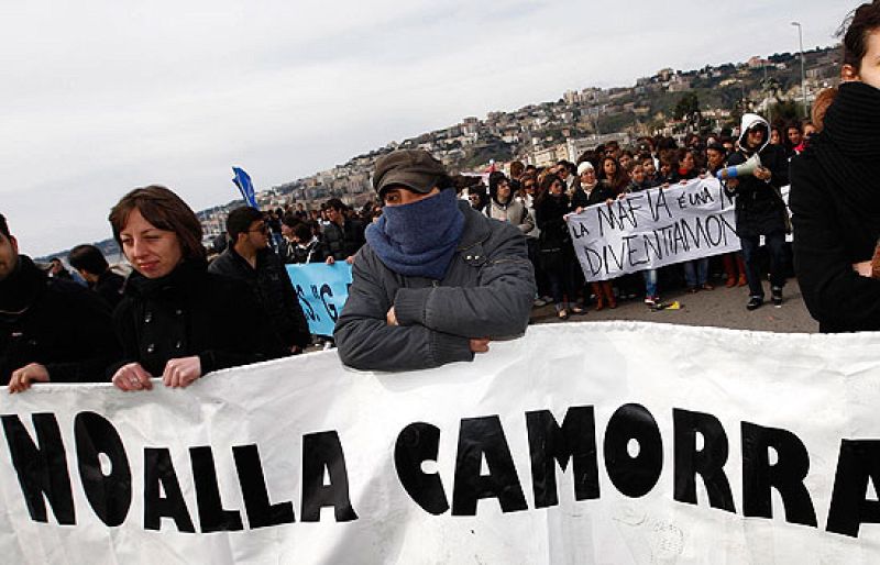 Miles de personas se manifiestan contra la mafia en Nápoles.