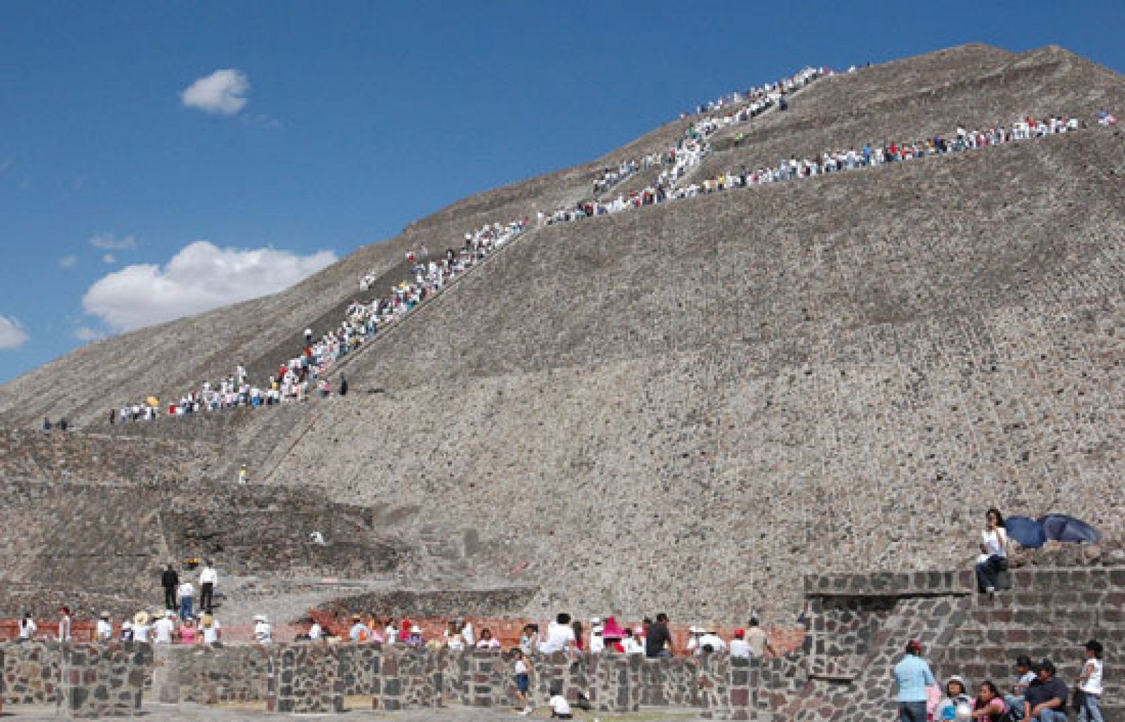 Unas 22.500 personas subieron a la Pirámide del Sol en México por equinoccio