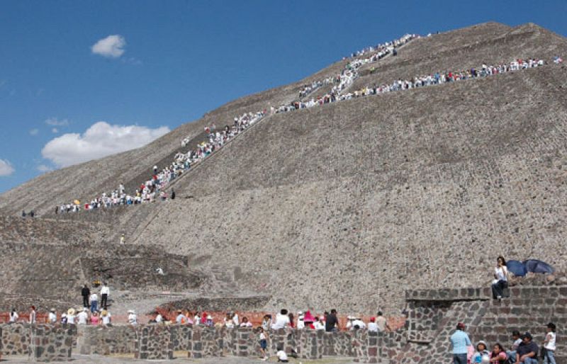 Unas 22.500 personas subieron a la Pirámide del Sol en México por equinoccio