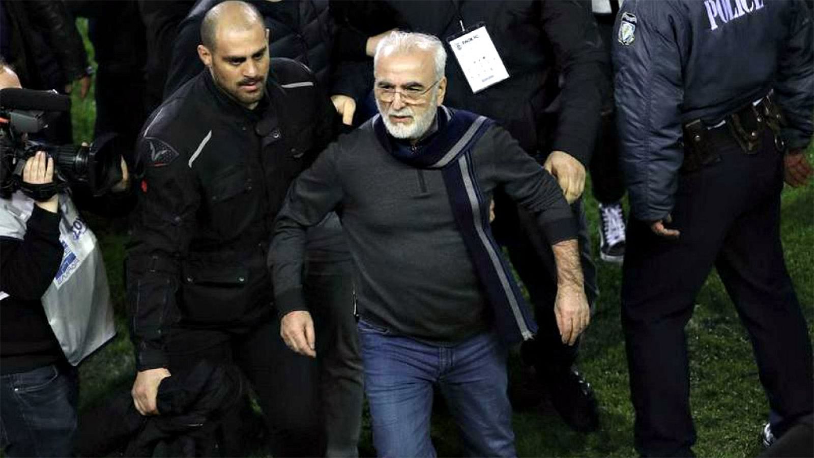 El presidente del PAOK, Ivan Savvidis, que entró al campo con una pistola, no podrá acceder a los estadios durante tres años. Aquel incidente provocó la suspensiond e la liga griega tres semanas. Además, el equipo ha sido sancionado con 63.000 euros