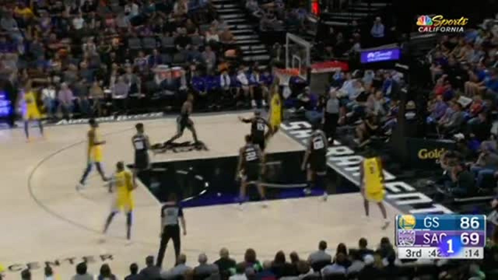 El base de los Warriors McCaw, retirado en camilla tras una fuerte caída | Ver