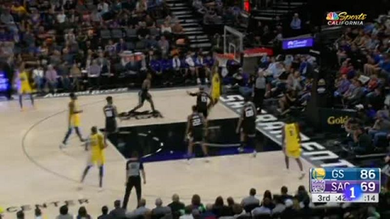 El base de los Warriors McCaw, retirado en camilla tras una fuerte caída | Ver