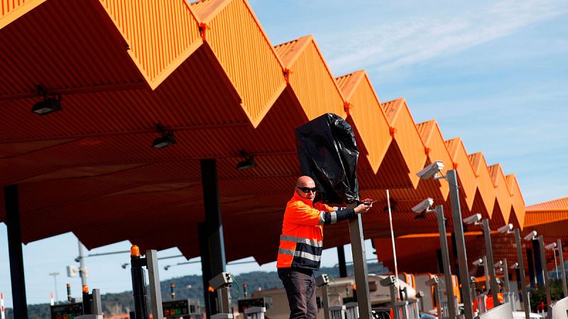 Decenas de independentistas sabotean varios peajes para reivindicar la república catalana