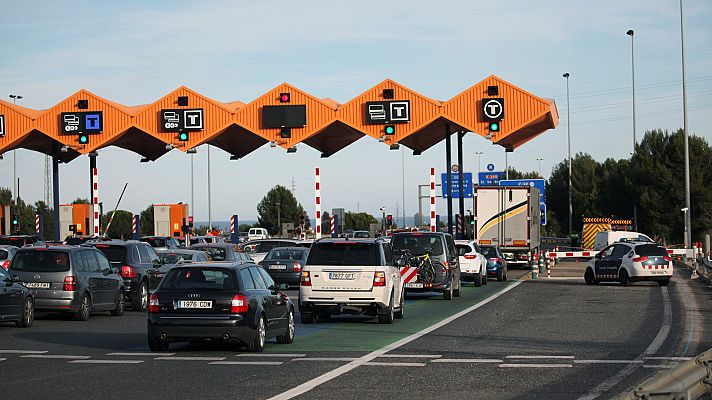 Telediario 1 - Decenas de independentistas sabotean varios peajes en Cataluña