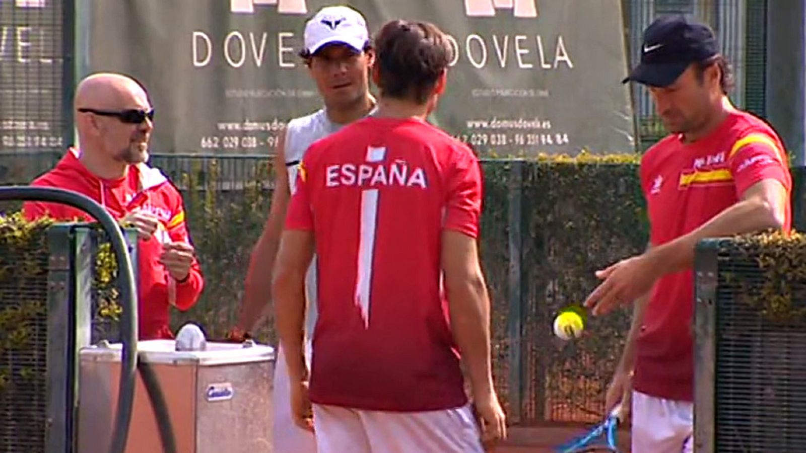 Rafa Nadal empieza en Valencia los entrenamientos para preparar la Copa Davis ante Alemania. Nadal no ha podido jugar desde finales de enero por lesión.